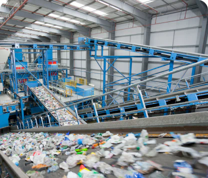 集約されたプラスチックは、素材毎に分別し、破砕した後に洗浄します。洗浄されたプラスチックは溶解後再生原料となり、様々なメーカーが新しい製品を作るために使用します。